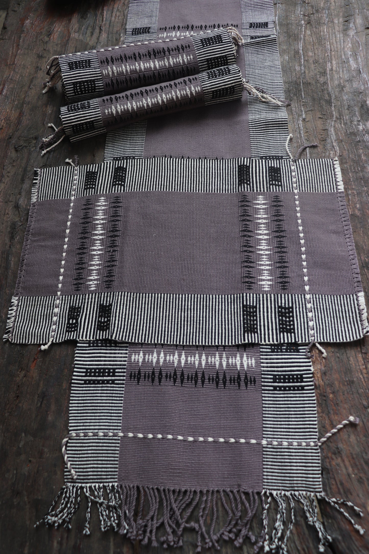 Handwoven Table runner with Mat set (6 mat & 1 runner)