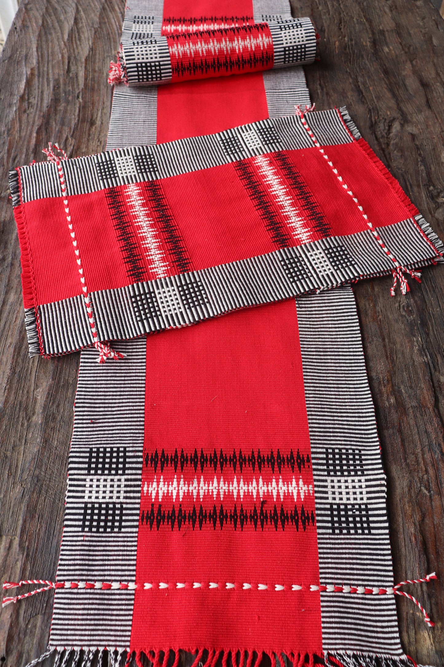 Handwoven Table runner with Mat set (6 mat & 1 runner)