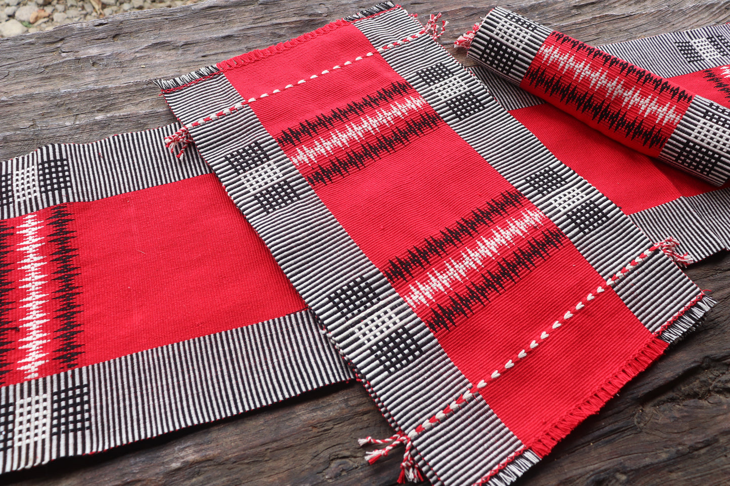 Handwoven Table runner with Mat set (6 mat & 1 runner)
