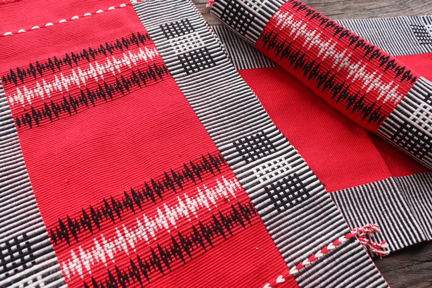 Handwoven Table runner with Mat set (6 mat & 1 runner)