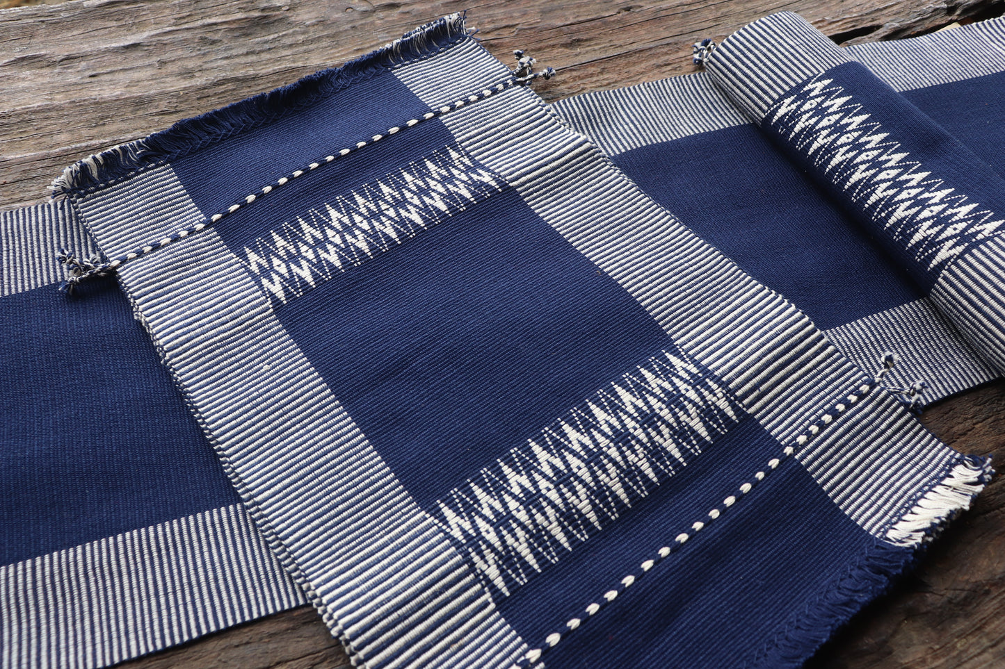 Handwoven Table runner with Mat set (6 mat & 1 runner)